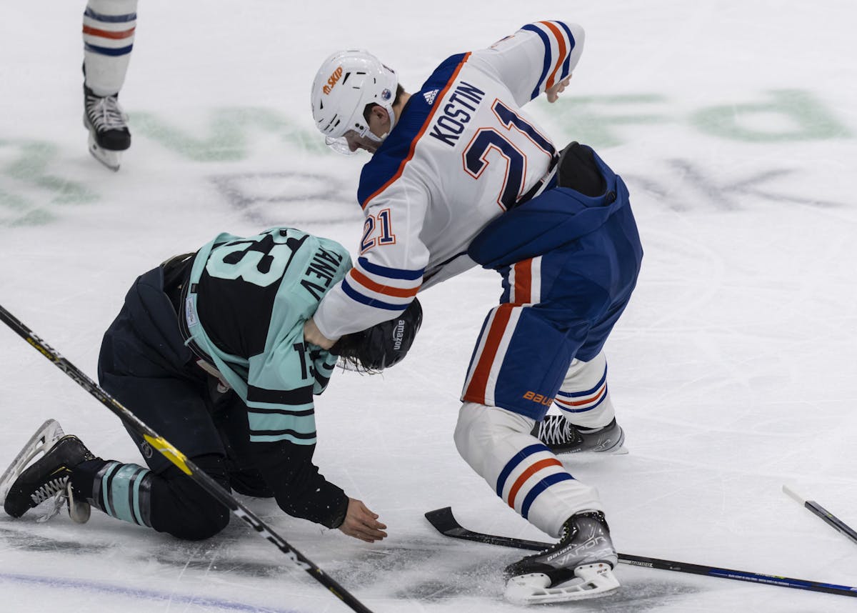 NHL: Oilers' Klim Kostin refuses to take photo with Flames fan