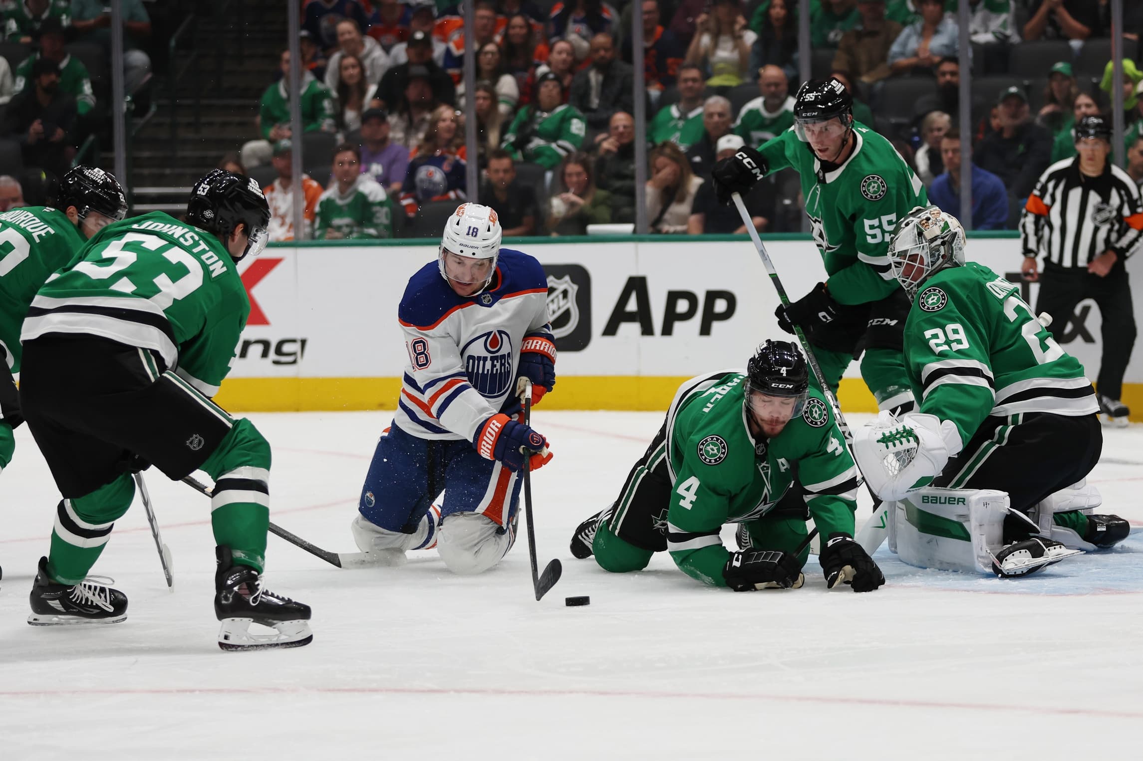 Edmonton Oilers Zach Hyman in front of Dallas Stars Jake Oettinger