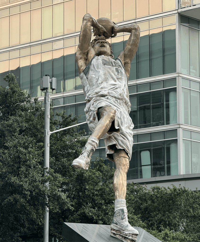 Dirk Nowitski Statue