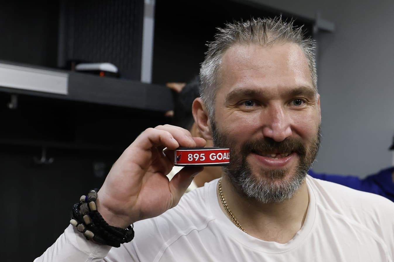 Washington Capitals Alex Ovechkin breaks NHL goal record