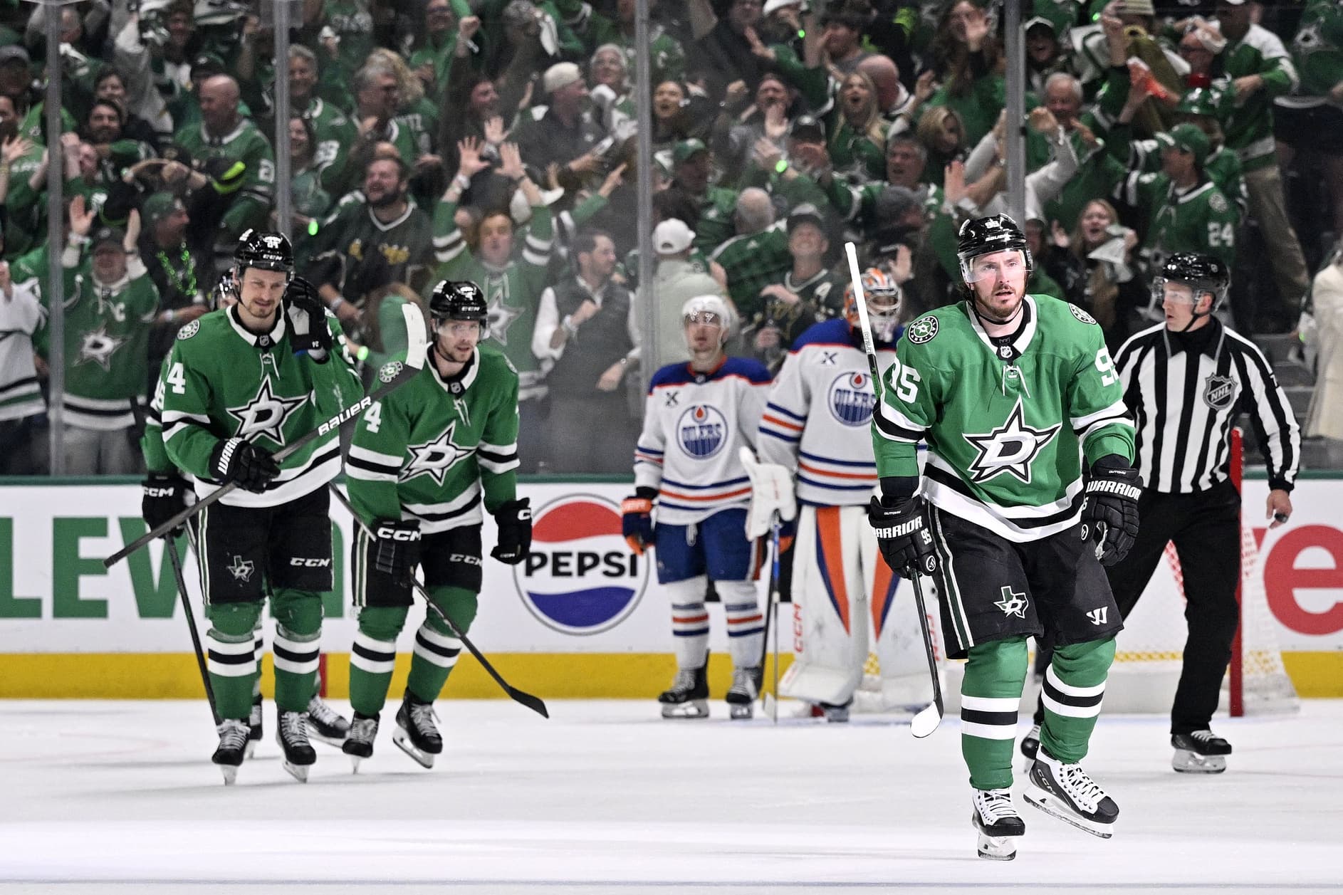 Dallas Stars celebrate goal over Edmonton Oilers