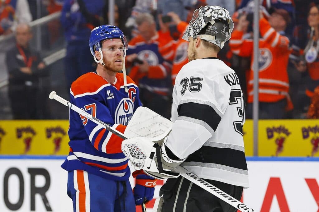 Edmonton Oilers Connor McDavid Los Angeles Kings Darcy Kuemper shake hands